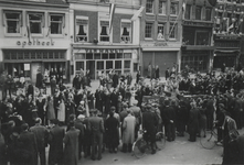 351675 Afbeelding van de intocht van de geallieerden op het Vredenburg te Utrecht.